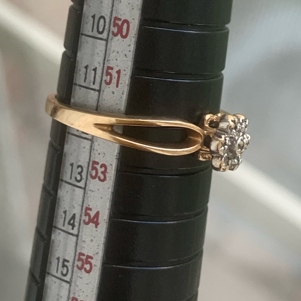 10k Gold Flower Shaped Ring - Picture 5 of 8
